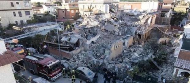 Crollo palazzina ad Acilia, periferia di Roma. Crollo palazzina ad Acilia, periferia di Roma.