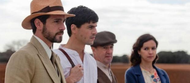Escena de la segunda temporada todavía inédita de '14 de abril, la República', con el fallecido Alex Angulo entre los protas. Escena de la segunda temporada todavía inédita de '14 de abril, la República', con el fallecido Alex Angulo entre los protas.