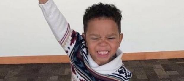 Garotinho comemorando adoção e nova família Garotinho comemorando adoção e nova família