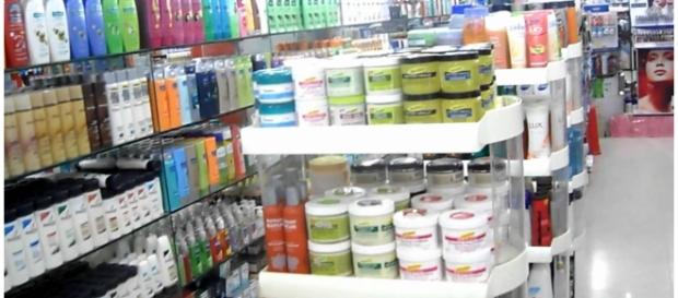 No Afeganistão, as mulheres não podem ir sozinhas no mercado. No Afeganistão, as mulheres não podem ir sozinhas no mercado.