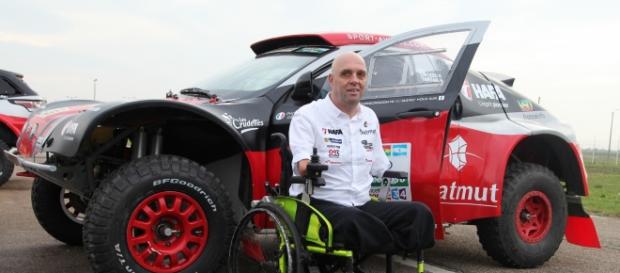 PHILIPPE CROIZON devant sa voiture. PHILIPPE CROIZON devant sa voiture.