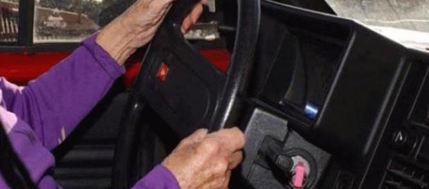 una anziana al volante, per fortuna prudente una anziana al volante, per fortuna prudente