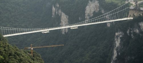 Cina, il ponte di cristallo più alto e più lungo del mondo - Foto ... - panorama.it