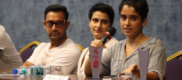 Aamir Khan pays surprise visit to the Silver Jubilee celebrations ... - blogtobollywood.com Aamir Khan pays surprise visit to the Silver Jubilee celebrations ... - blogtobollywood.com