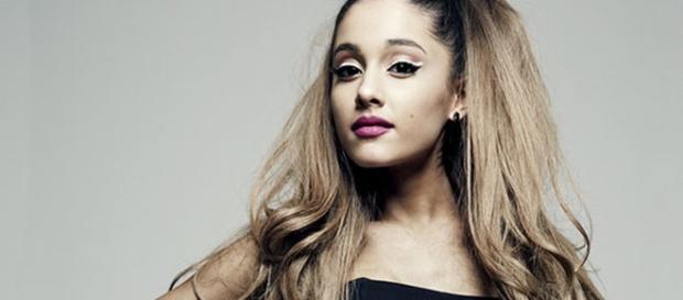 Ariana Grande rebate comentários machistas de fã. Ariana Grande rebate comentários machistas de fã.