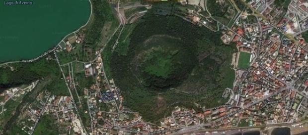Campi Flegrei vedere aeriană a vulcanului Campi Flegrei vedere aeriană a vulcanului