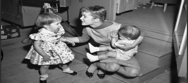 Debbie Reynolds con i suoi figli negli anni 1950 Debbie Reynolds con i suoi figli negli anni 1950