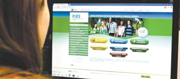 Estudantes devem renovar o contrato com o Fies até esta sexta-feira, dia 30. Estudantes devem renovar o contrato com o Fies até esta sexta-feira, dia 30.