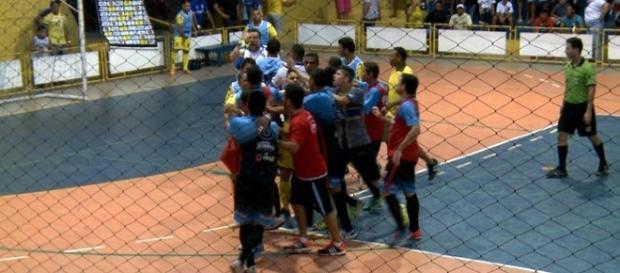 Jogadores das duas equipes tiveram que intervir para evitar maiores problemas Jogadores das duas equipes tiveram que intervir para evitar maiores problemas