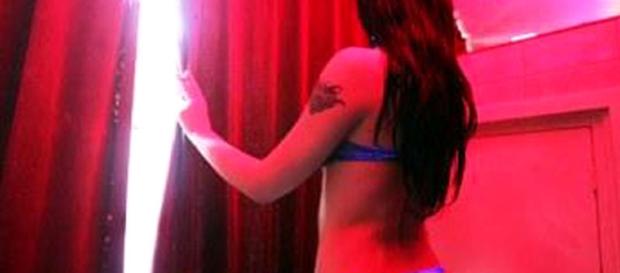 Gira film a Luci Rosse per pagare le tasse. Gira film a Luci Rosse per pagare le tasse.