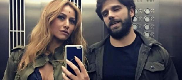 O casal parece ter todos os problemas resolvidos O casal parece ter todos os problemas resolvidos