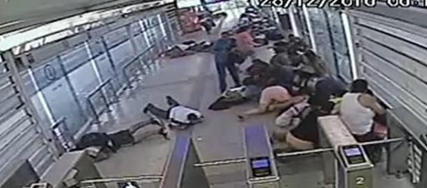 Passageiros que estavam na estação do BRT no Rio, foram atacados a tiro por criminosos. Passageiros que estavam na estação do BRT no Rio, foram atacados a tiro por criminosos.