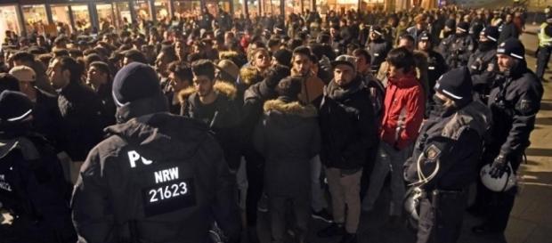 Polizei umstellt eine Horde junger Männer mit Migrationshintergrund an Silvester in Köln Polizei umstellt eine Horde junger Männer mit Migrationshintergrund an Silvester in Köln