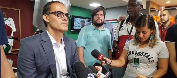 Presidente Abad vem sendo pressionado para anunciar reforços, mas prioriza resolver pendências com o atual elenco do Fluminense (Foto: Arquivo) Presidente Abad vem sendo pressionado para anunciar reforços, mas prioriza resolver pendências com o atual elenco do Fluminense (Foto: Arquivo)