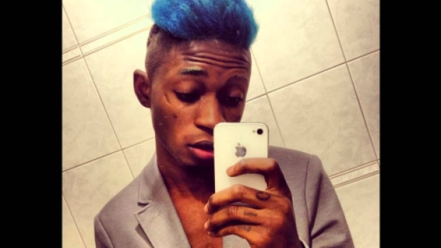 Bello Figo con il suo I Phone 6.