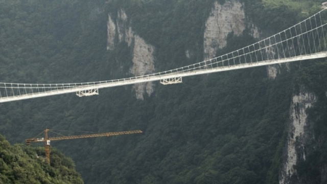 Cina, il ponte di cristallo più alto e più lungo del mondo - Foto ... - panorama.it
