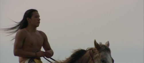 Indiano Sioux a cavallo nelle praterie.