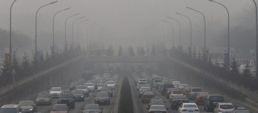 Strada ivasa da nebbia tossica e smog in Cina.