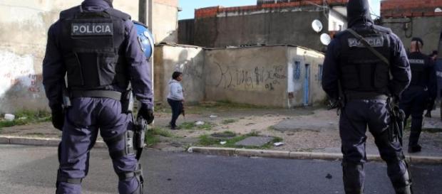 A polícia é sempre quem repara desordens e mantém a ordem. A polícia é sempre quem repara desordens e mantém a ordem.