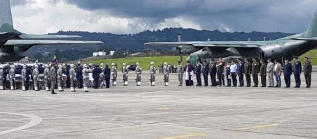 Aviões chegam ao aeroporto trazendo os corpos das vítimas no acidente aéreo Aviões chegam ao aeroporto trazendo os corpos das vítimas no acidente aéreo