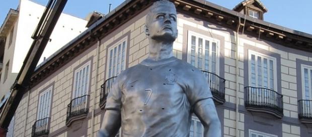 Cristiano Ronaldo- Statue of Petru El Pichichi at Plaza Ronaldo in Madrid / Foto: Xauxa - Own work, CC BY-SA 3.0 (Wikimedia) Cristiano Ronaldo- Statue of Petru El Pichichi at Plaza Ronaldo in Madrid / Foto: Xauxa - Own work, CC BY-SA 3.0 (Wikimedia)