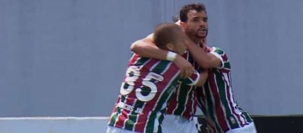 Henrique Dourado é abraçado por Marcos Júnior em um de seus dois gols marcados com a camisa do Fluminense (Foto: Arquivo) Henrique Dourado é abraçado por Marcos Júnior em um de seus dois gols marcados com a camisa do Fluminense (Foto: Arquivo)