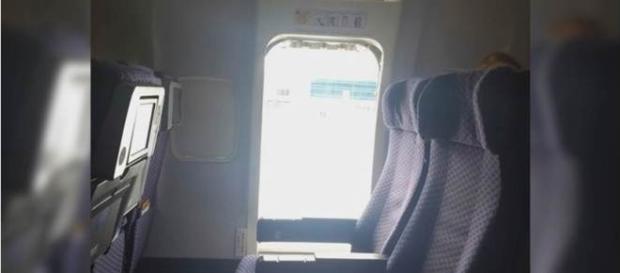 Um passageiro filmou a porta da aeronave logo após o ocorrido. Um passageiro filmou a porta da aeronave logo após o ocorrido.