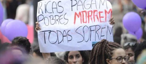 Mulheres em manifestação a favor da descriminação do aborto. (foto: Fernando Frazão) Mulheres em manifestação a favor da descriminação do aborto. (foto: Fernando Frazão)