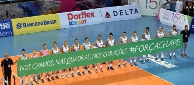 O Vôlei Nestlé homenageou a Chapecoense (Foto: João Pires/Fotojump/Divulgação) O Vôlei Nestlé homenageou a Chapecoense (Foto: João Pires/Fotojump/Divulgação)