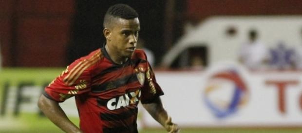 Volante Rithely em ação pelo Sport Volante Rithely em ação pelo Sport