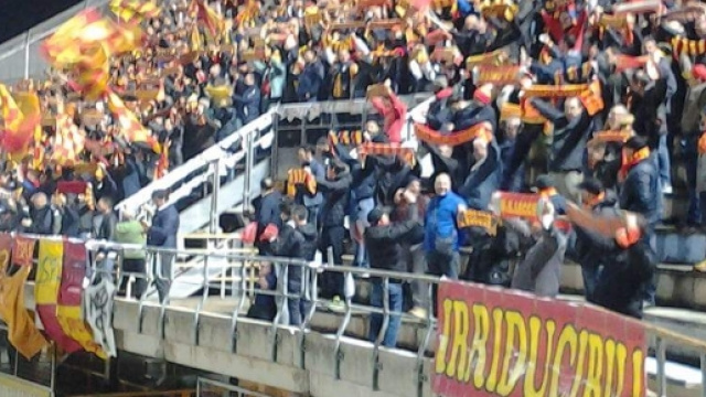 I tifosi del Lecce nel settore ospiti di Taranto.