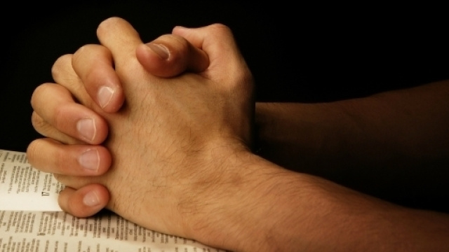 Immagine simbolica di un uomo che prega