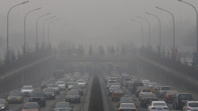 Strada ivasa da nebbia tossica e smog in Cina.