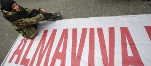 Una immagine simbolo della protesta dei dipendenti licenziati da Almaviva a Roma