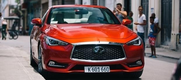 Infiniti Q60 atrai olhares e câmeras dos cubanos Infiniti Q60 atrai olhares e câmeras dos cubanos