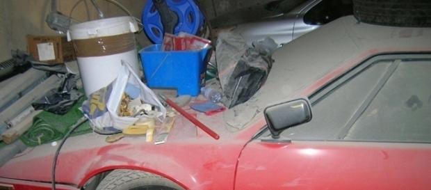 Lixo e poeira se acumulavam em cima do BMW M1 Lixo e poeira se acumulavam em cima do BMW M1