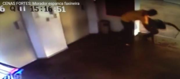 Momento em que faxineira é arrastada para o chão Momento em que faxineira é arrastada para o chão