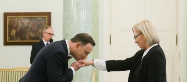 Prezes, która w środowisku nie budzi zaufania (foto: dziennik.pl) Prezes, która w środowisku nie budzi zaufania (foto: dziennik.pl)