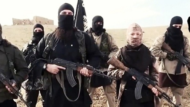 Combattenti dell'Isis armati, tra loro un bambino