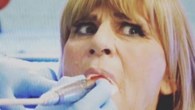 Ecco la dama del trono Over durante l'intervento.