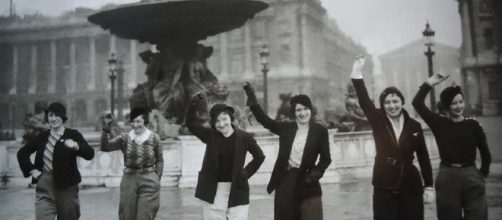 femmes libres en pantalon à Paris