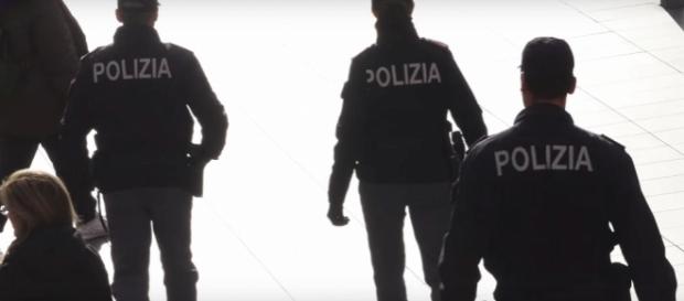 Agenti di Polizia durante un servizio di controllo del territorio Agenti di Polizia durante un servizio di controllo del territorio