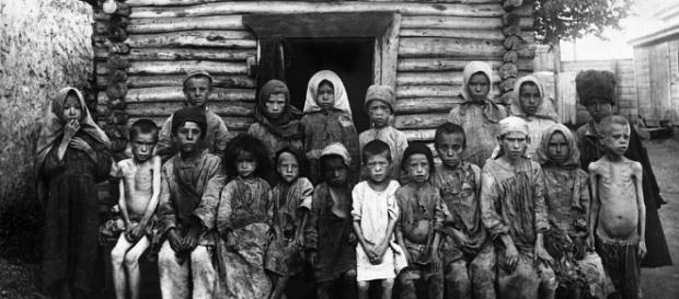 Copii înfometați din perioada cumplitei foamete din Rusia dintre anii 1921-1922 - Foto: captură YouTube Copii înfometați din perioada cumplitei foamete din Rusia dintre anii 1921-1922 - Foto: captură YouTube