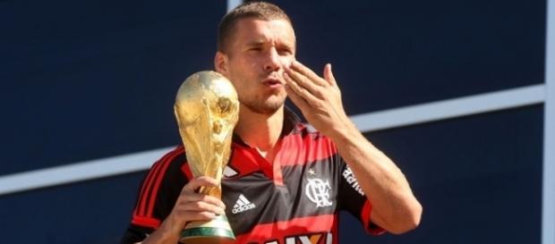 Na Copa, Podolski desfilou com a taça vestindo vermelho e preto (Foto: André Durão) Na Copa, Podolski desfilou com a taça vestindo vermelho e preto (Foto: André Durão)