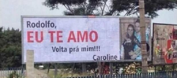 Quando excede os limites, a demonstração de amor pode acabar virando piada na internet. Quando excede os limites, a demonstração de amor pode acabar virando piada na internet.