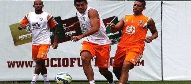 Wellington Silva e Édson (ambos de colete branco) podem ser os próximos a deixar o Fluminense em 2017 (Foto: Observatório do Fluminense) Wellington Silva e Édson (ambos de colete branco) podem ser os próximos a deixar o Fluminense em 2017 (Foto: Observatório do Fluminense)