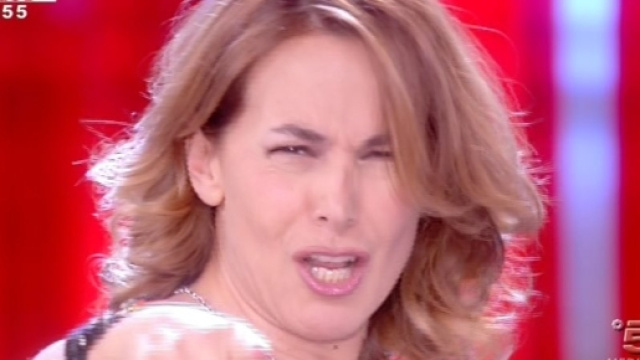 Barbara D'Urso e gli scatti censurati: completamente nuda in spiaggia - vnews24.it