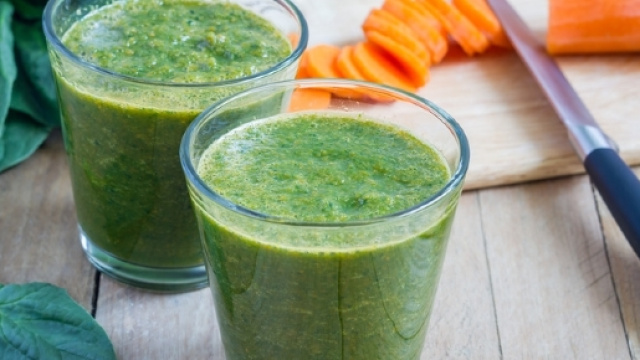 Carottes et épinards pour préparer les jus de légumes - vitaality.fr