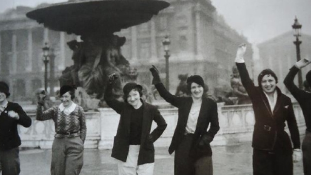 femmes libres en pantalon à Paris