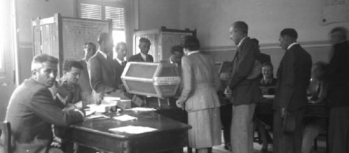 Cittadini alle urne per il referendum istituzionale del 2 giugno 1946